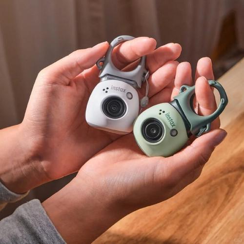 比钥匙扣还小的相机 Instax Pal，把整个世界装进口袋